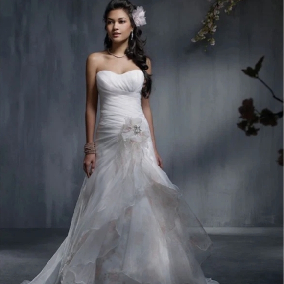Alfred Angelo Strapless Sweetheart Wedding Gown with Floral Appliqué size 2 NWT